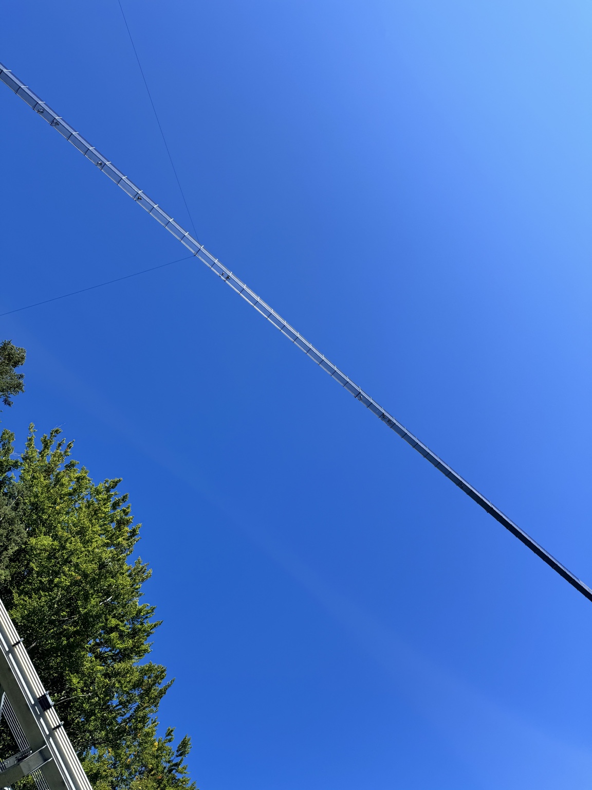 Highline179 schuin tegen een helderblauwe lucht