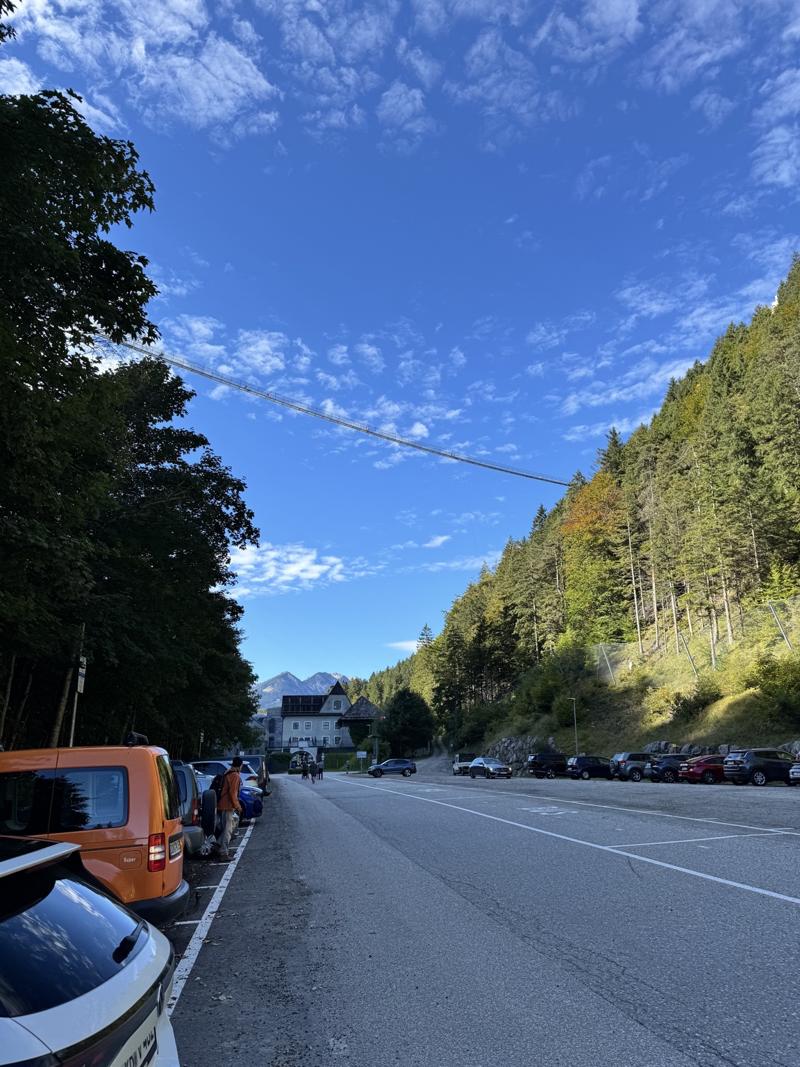 Highline179 boven het dal en de bossen bij Reutte